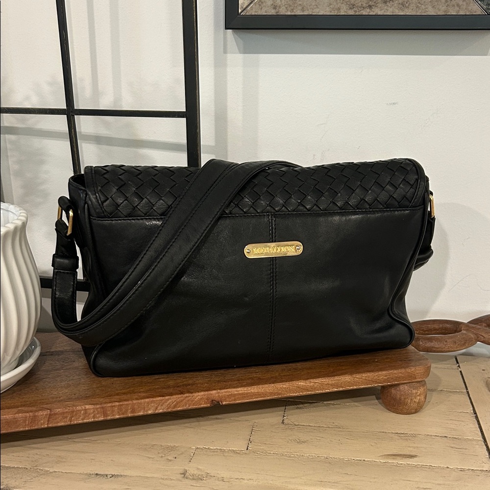 Elegant Black Woven Crossbody Bag - Picture 2 of 6
